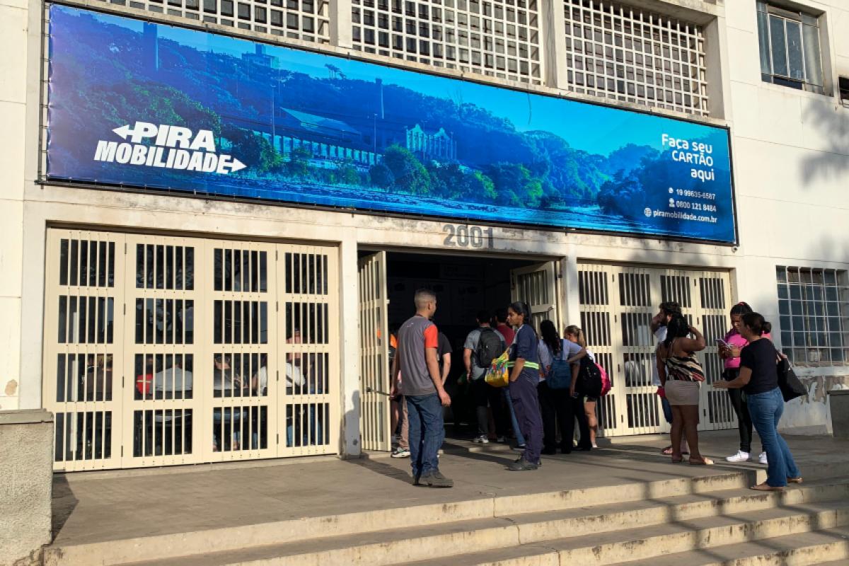 Cartões antigos deixaram de funcionar nesta segunda-feira (1º); usuários relataram dificuldades no Terminal Central de Integração