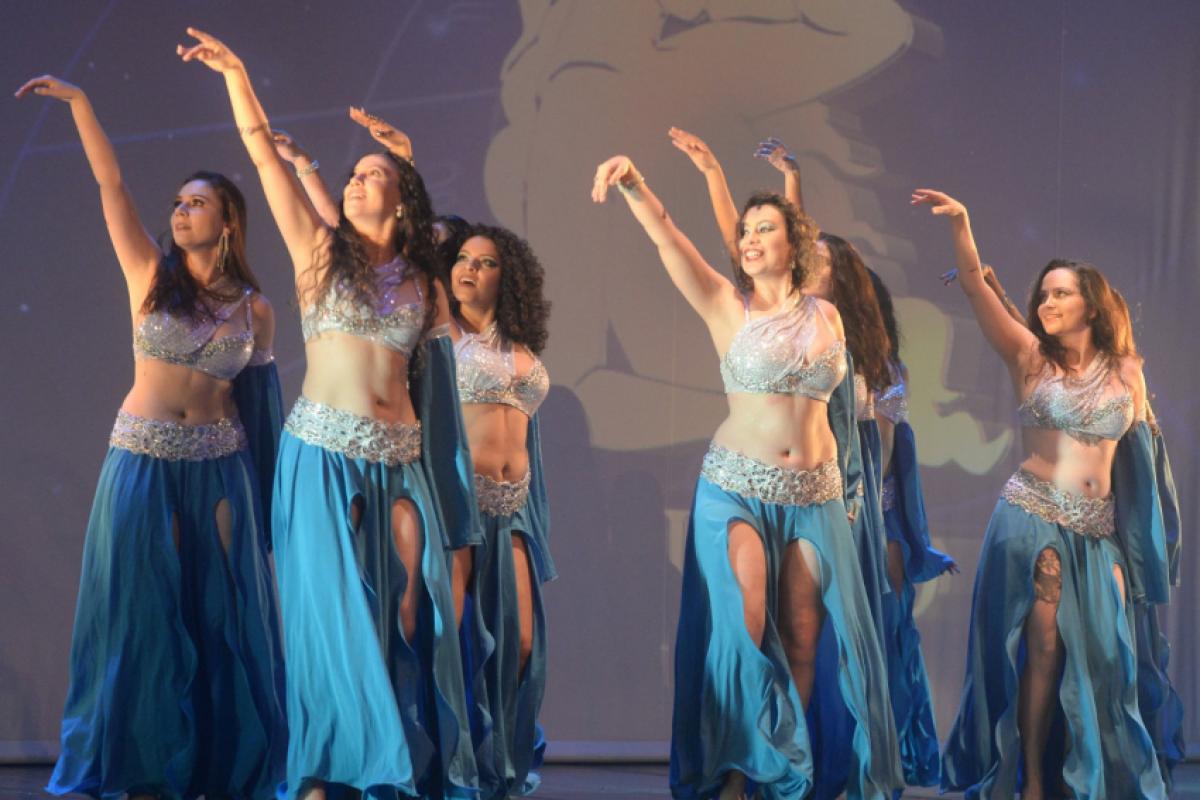 Alunos da E.E. Professora Dionetti Callegaro Miori apresentam dança do ventre como parte do espetáculo 'Piracicaba que eu adoro tanto'.