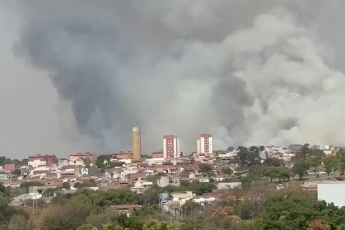 Equipes do Corpo de Bombeiros foram acionadas para conter as chamas