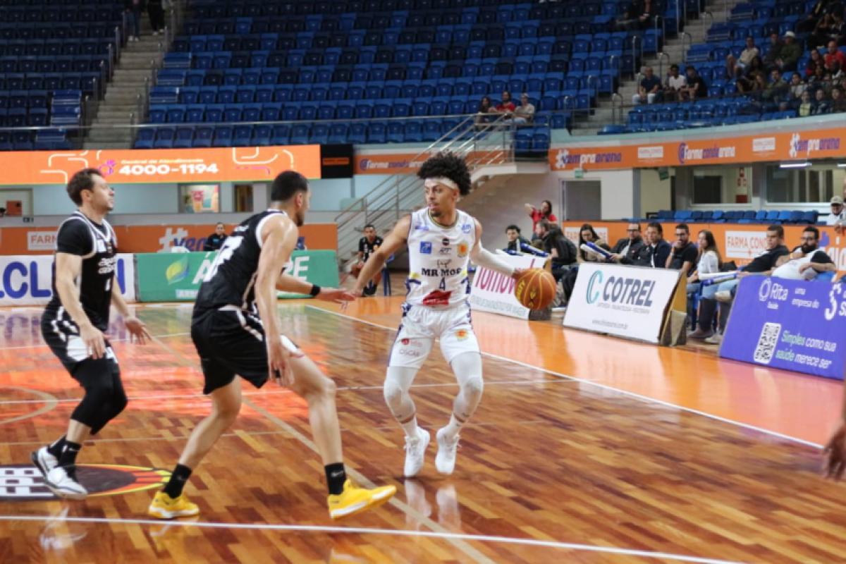 Lance do jogo entre São José Basket e Corinthians