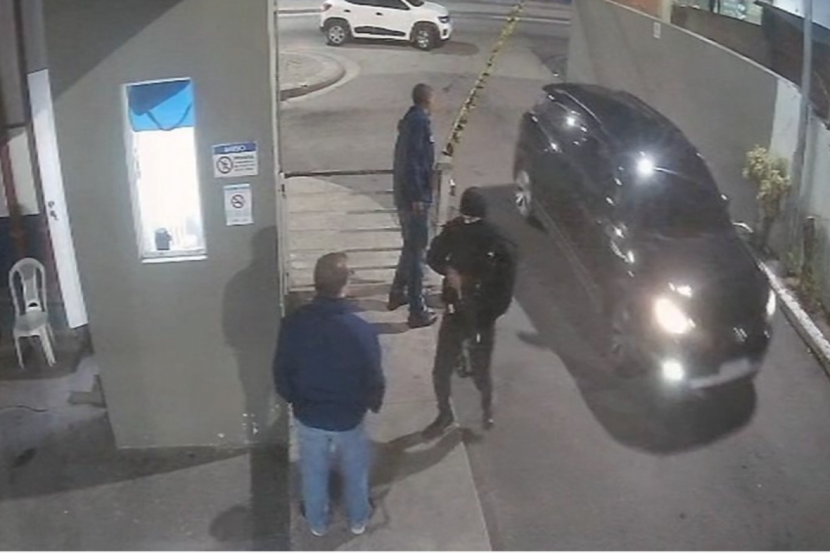  O alvo, atingido por nove tiros, seria testemunha de crimes e estava internado na enfermaria. 