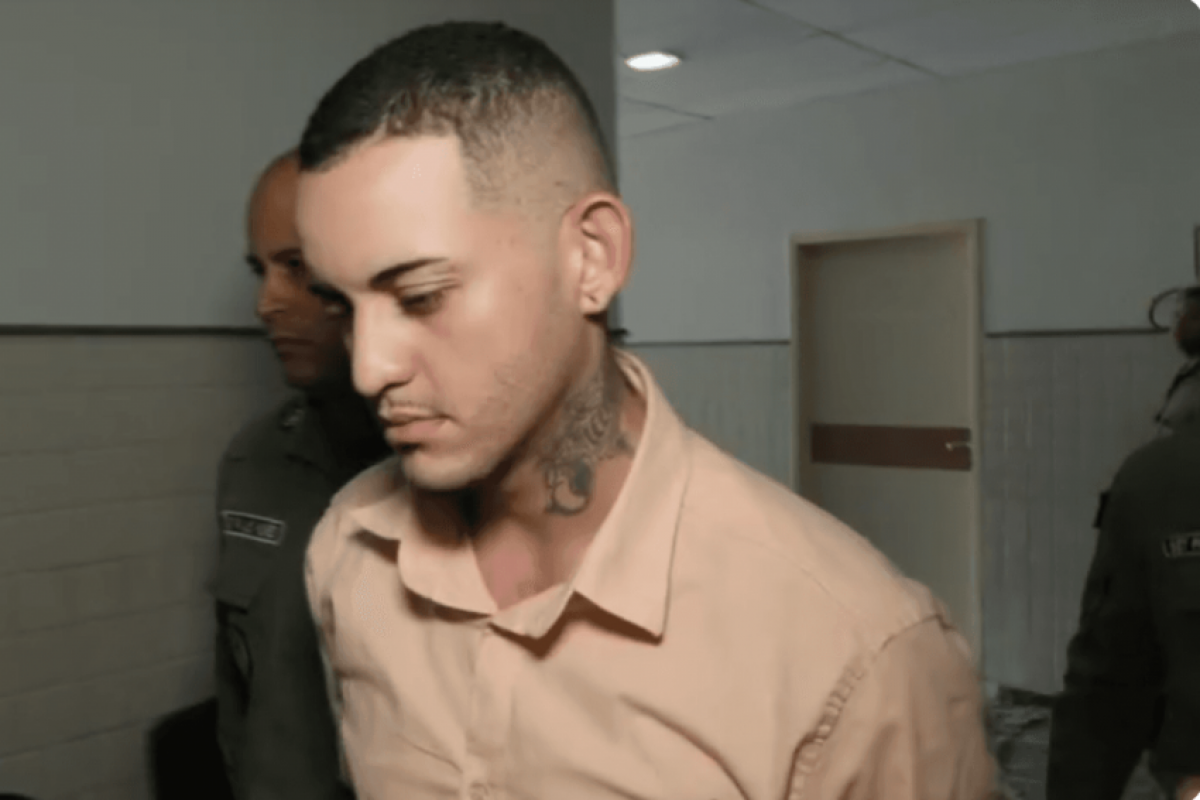 Câmeras mostraram Júlia chegando ao local por volta das 4h30 na garupa da moto com Djalma Diego Oliveira Deodato, de 25 anos.