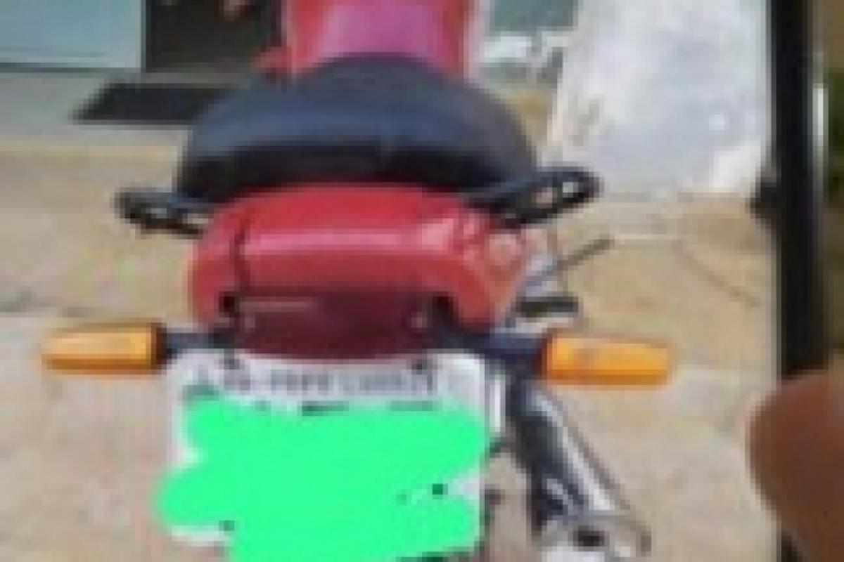 Suspeita foi detida com 37 porções da droga, dinheiro e veículo adulterado