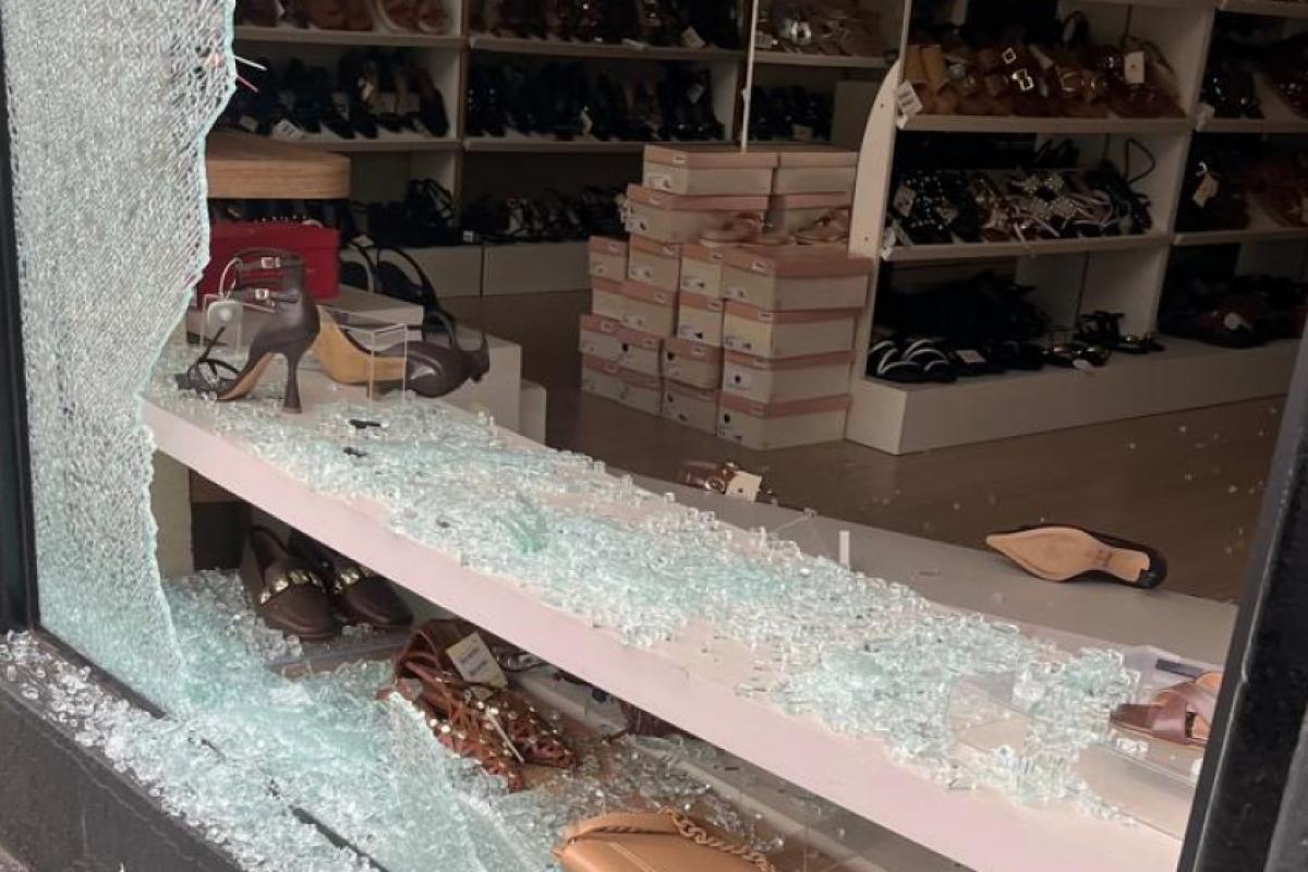 Loja com a vitrine destruída após a invasão