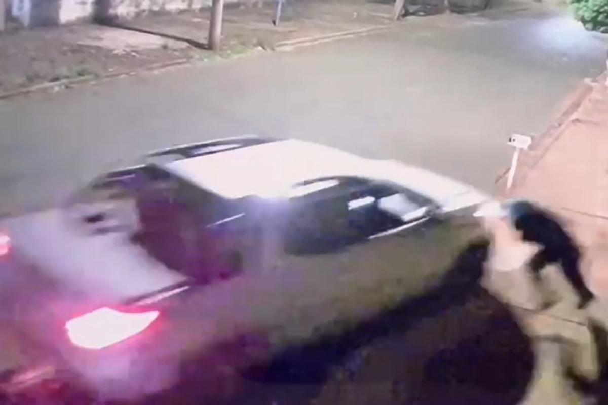 Vítima chegou a jogar o carro pra cima do suspeito, mas foi roubado