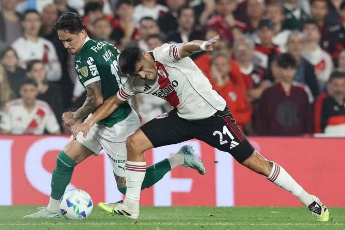 Khellven levou uma pancada na partida contra o River e se queixou de dores no pé
