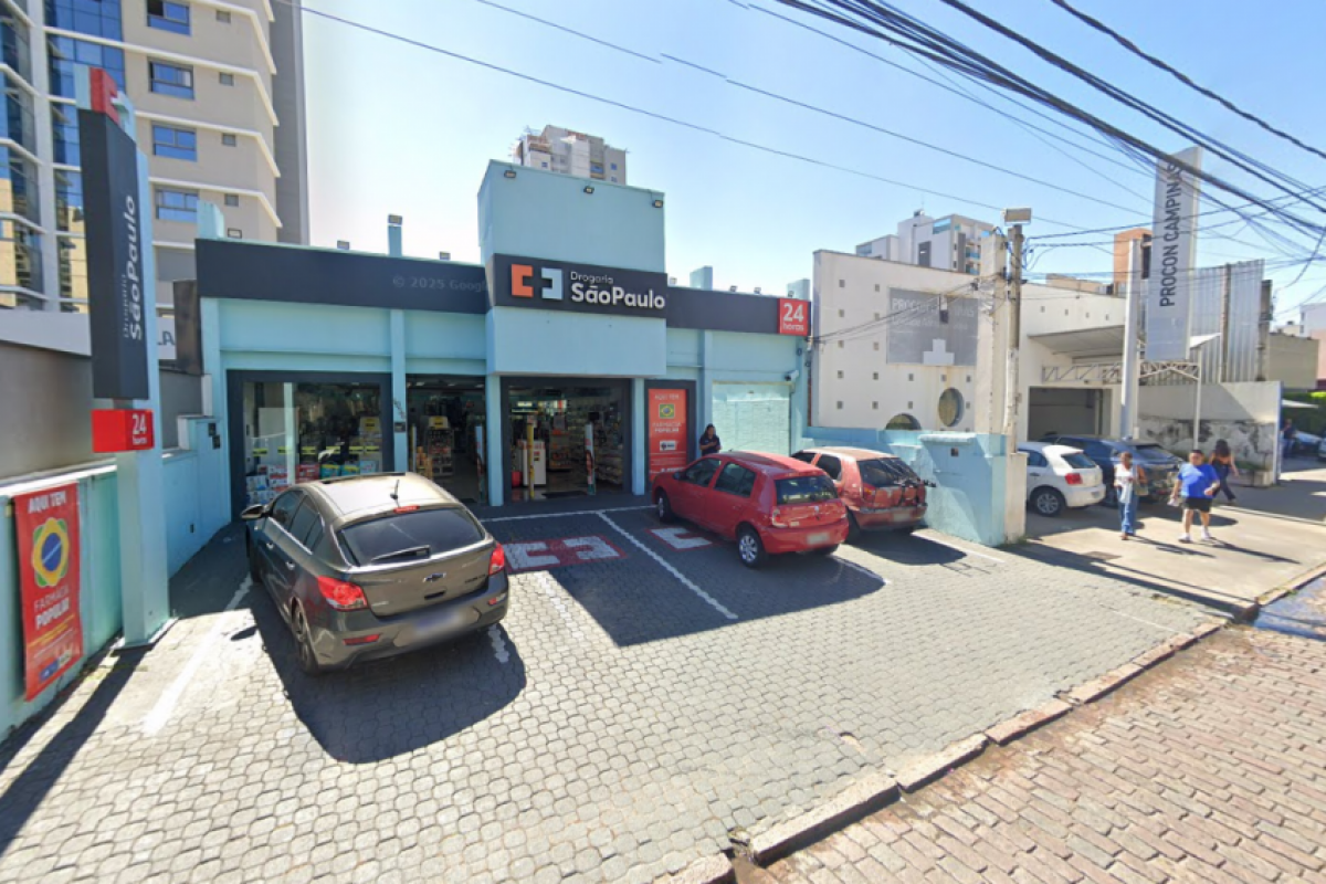 Suspeitos foram detidos em flagrante após assalto a farmácia, em Campinas; veículo utilizado no crime era roubado e estava com placa adulterada.