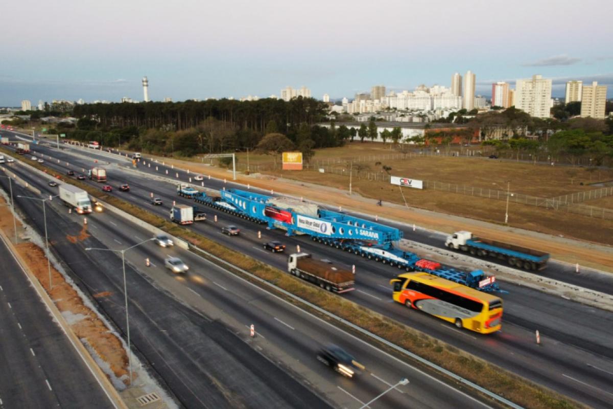 Carga pesada estacionou na Dutra, em São José