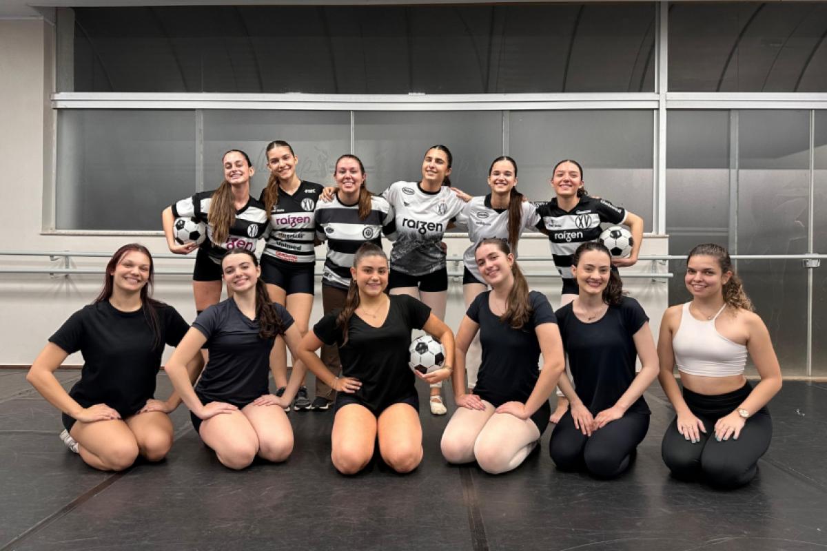 Alunos da E.E. Professora Mellita Lobenwein Brasiliense representam o jazz no espetáculo, levando ao palco ritmo, energia e expressividade.