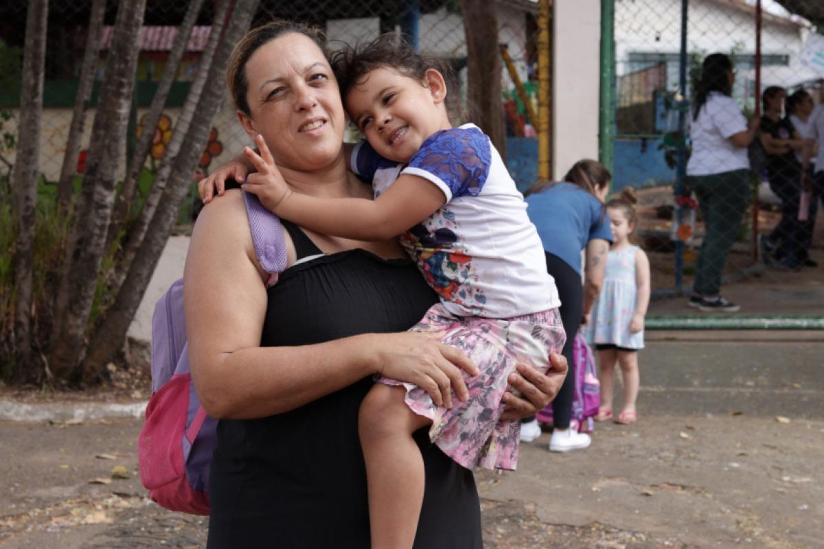 Mara Lúcia e a filha Lara Beatriz, matriculada  na rede de ensino municipal de Bauru