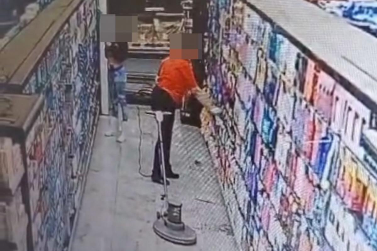 Momento em que funcionárias furtam o supermercado