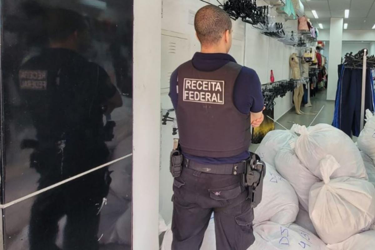 No total, durante a operação, foram apreendidos 288 volumes, com cerca de 5.500 quilos, no valor estimado de R$ 1.050.000,00