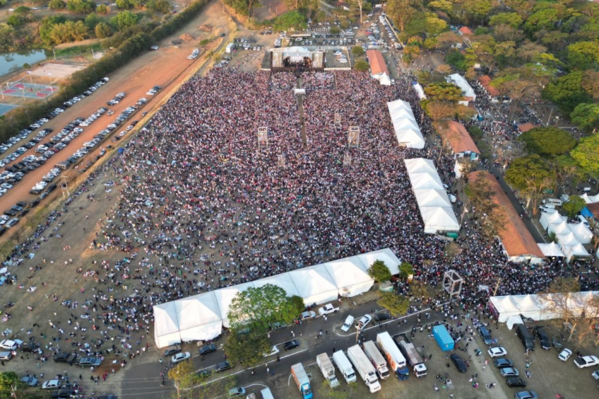 Grande público presente em momento alto do evento com Frei Gilson