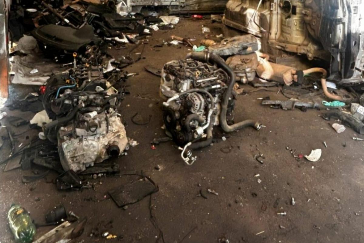 Local era usado para armazenar carros roubados e peças; inquilina desapareceu sem pagar o aluguel.