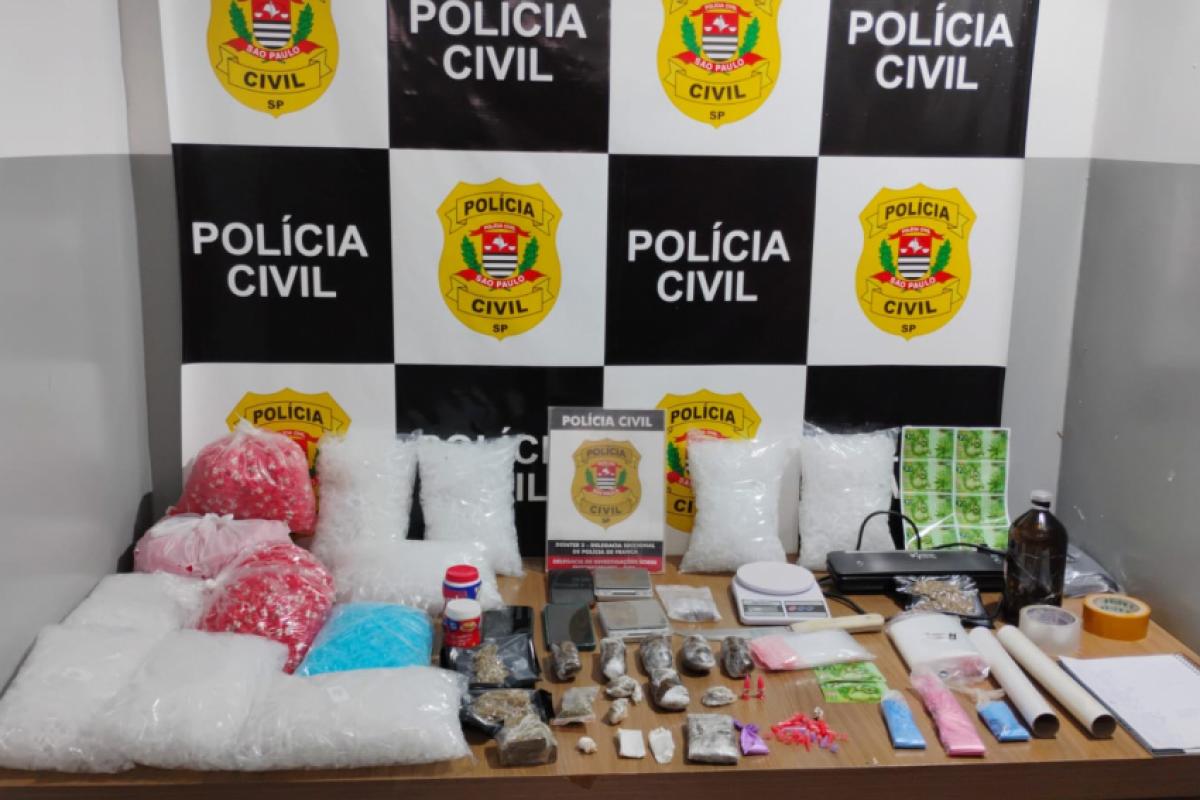 Drogas e materiais do tráfico apreendidos por policiais civis da Dise