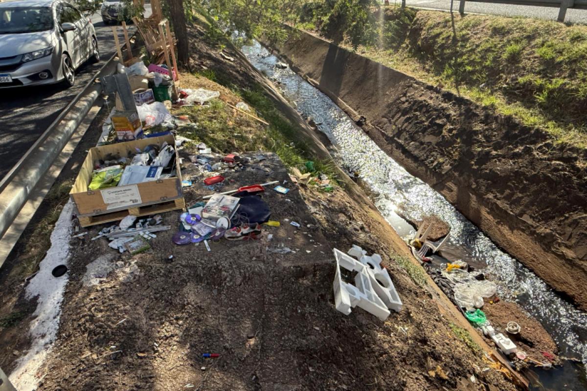 Lixo acumulado às margens do córrego Cubatão, na Alonso y Alonso, onde morador de rua fica