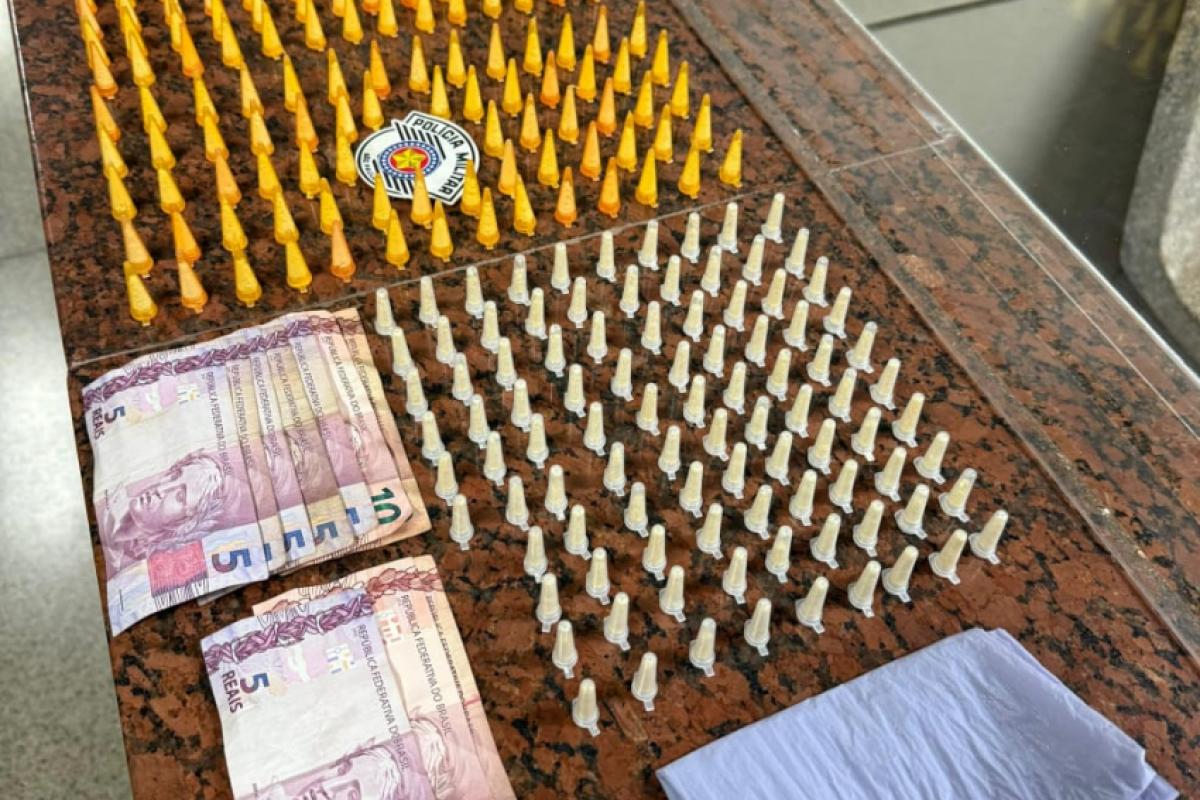 As drogas foram apreendidas e encaminhadas à delegacia.