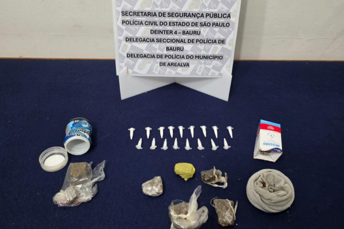 Durante buscas, foram encontrados 17 pinos com cocaína e cinco porções de maconha dentro de uma meia, além de outras duas porções de maconha sobre um armário