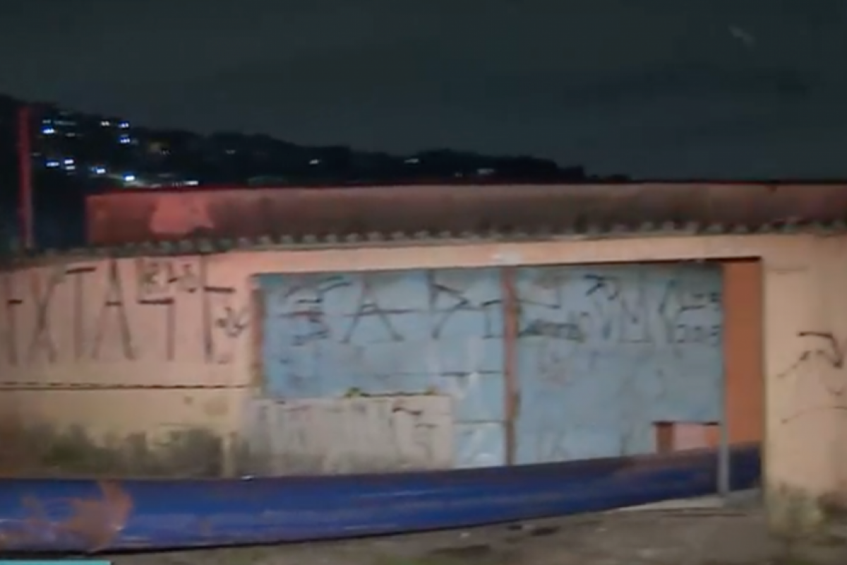 Vizinhos relataram que o enorme duto se desprendeu e atingiu a idosa diretamente. 