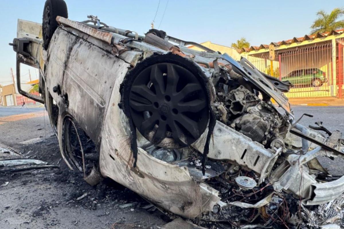 Carro foi todo consumido pelo fogo