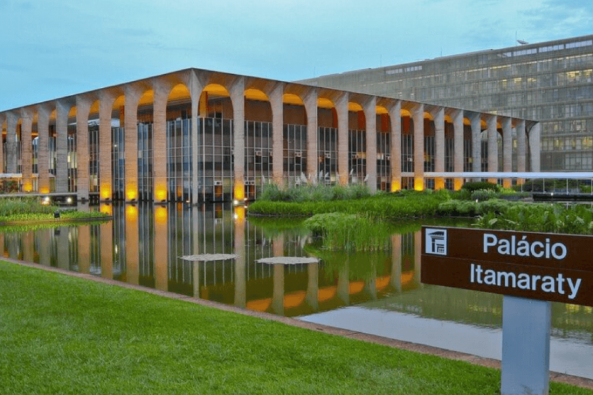 Secretário de Estado dos EUA critica condenação de Bolsonaro e promete resposta; Itamaraty afirma que ameaças externas não intimidarão a democracia brasileira.