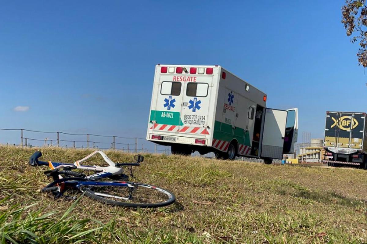 Após o impacto com o caminhão, a vítima morreu no local. 