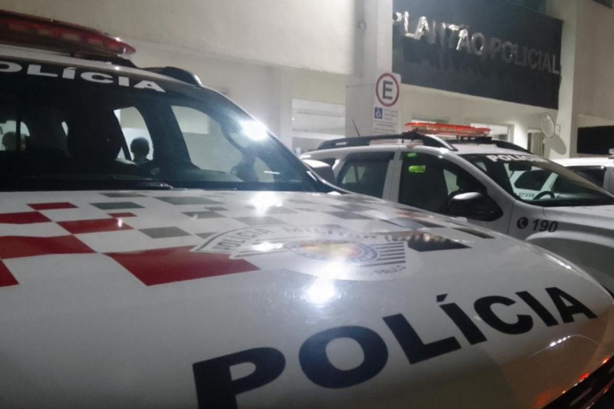 Os PMs acessaram a casa do suspeito pelo muro lateral e o prenderam