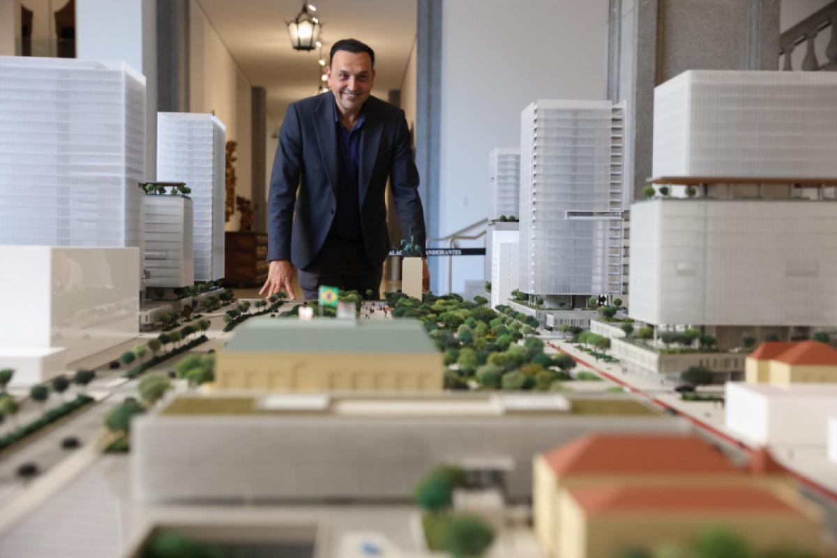 Felicio em visita à maquete do novo Centro Administrativo do Governo de São Paulo