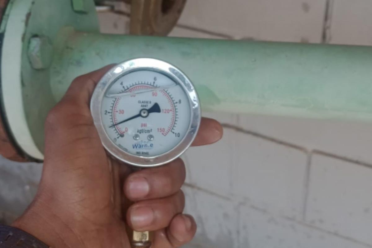 Essa situação tem afetado a rotina de centenas de famílias, que afirmam não conseguir realizar tarefas básicas como cozinhar e tomar banho