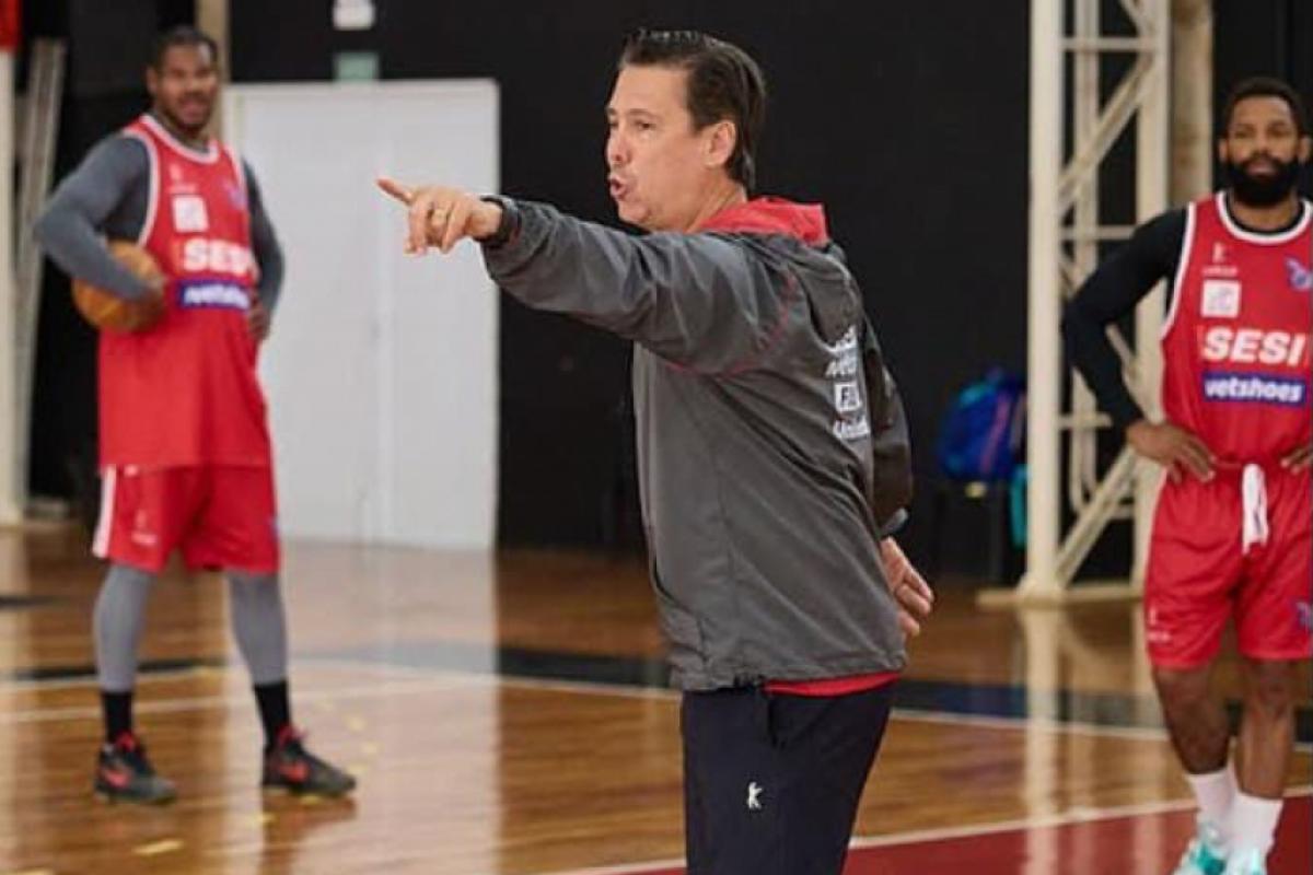 Helinho com os jogadores Felício e David Jackson, durante treino