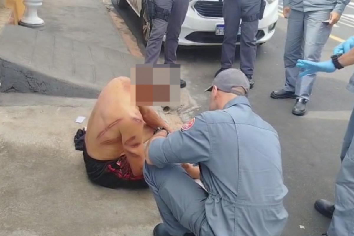 Momento em que a vítima recebe primeiros socorros dos bombeiros