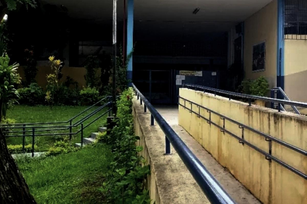 As cenas de violência assustaram alunos e educadores no local.