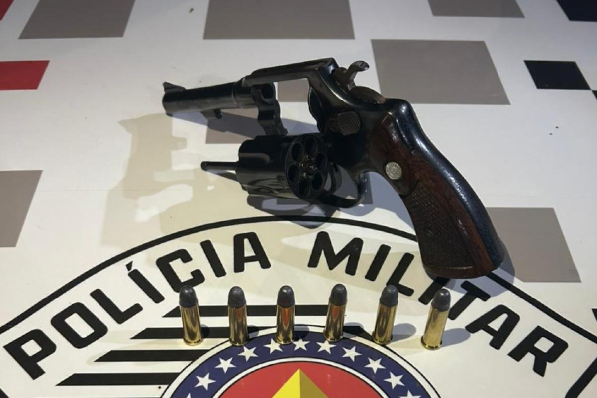Revólver com numeração suprimida, carregado com seis munições intactas, estava dentro da caminhonete do suspeito