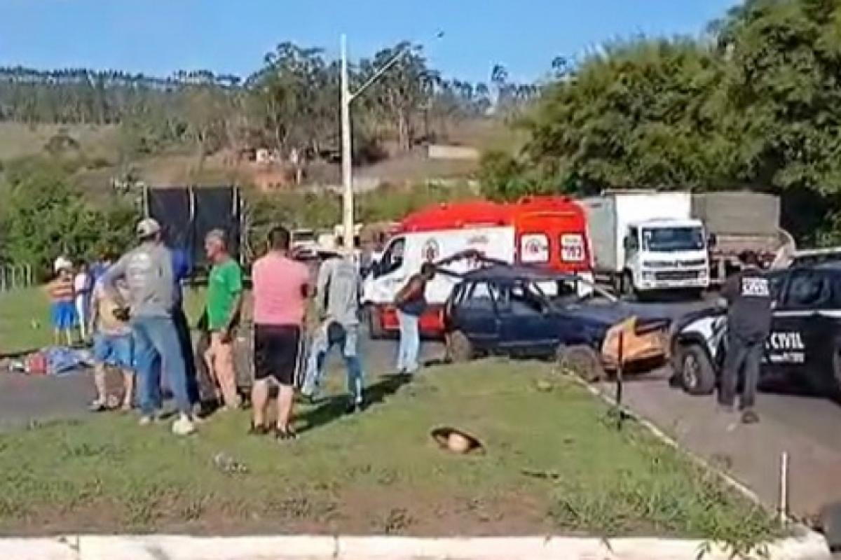 Momento em que socorristas do Samu atendiam vítimas de acidente em Cássia (MG)