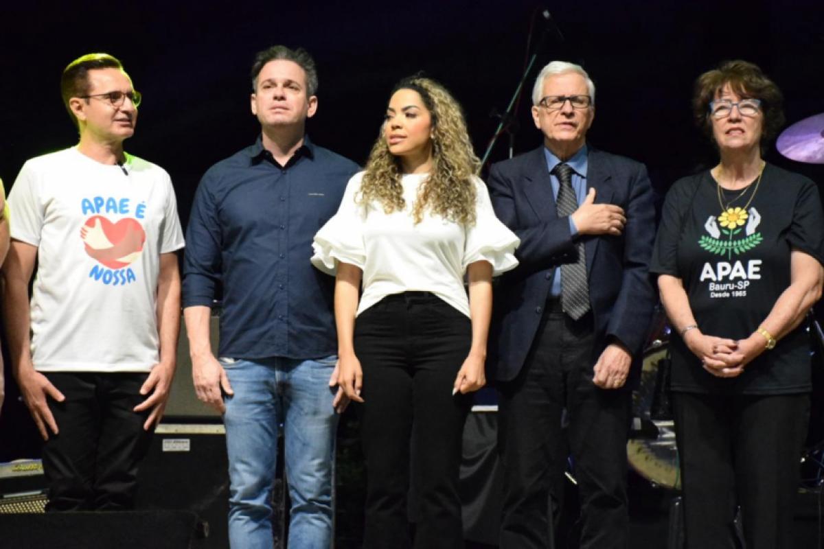 Markinho Souza, Renato Purini, Suéllen Rosim, Orlando Costa Dias e Maria Amélia Pini Ferro, na abertura da Feira, no sábado à noite