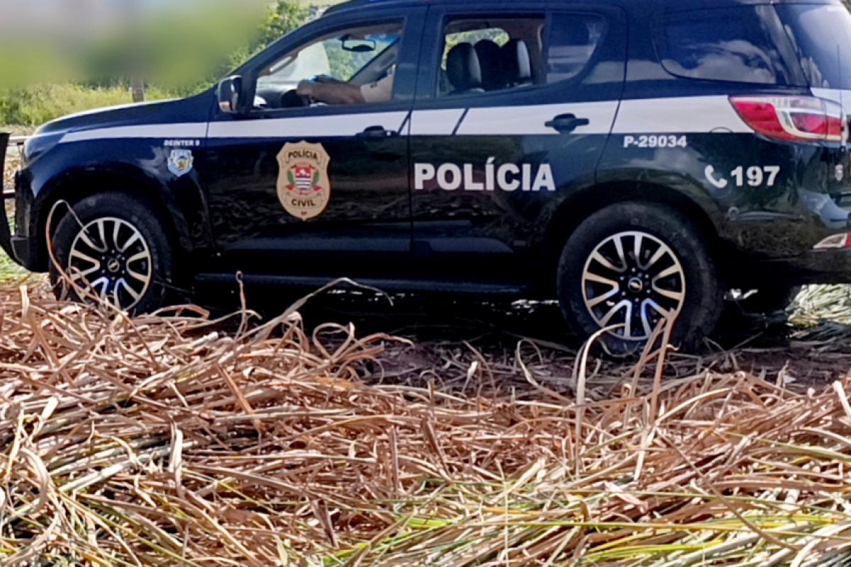 O caso misterioso está sendo investigado pela polícia.