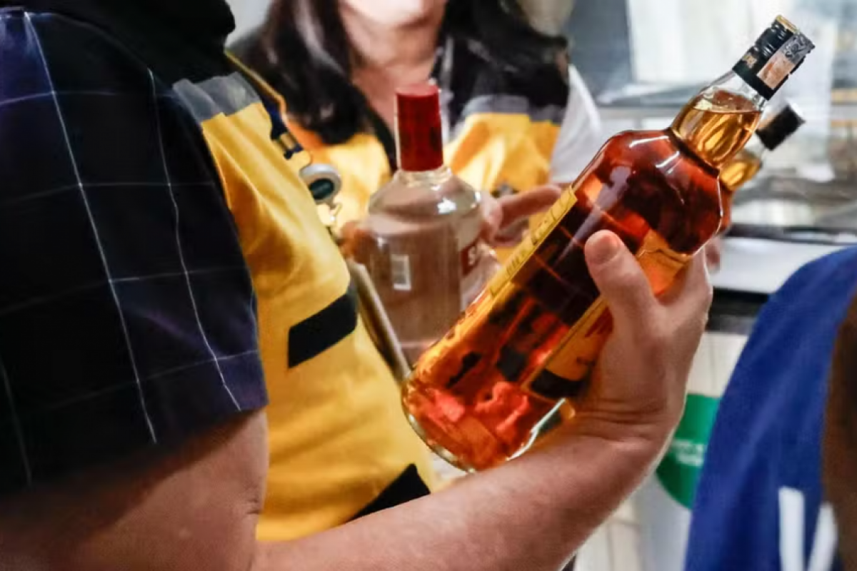 Equipes de vigilância sanitária de São Paulo fizeram inspeções e investigações em três bares e adegas suspeitos de comercializar bebidas adulteradas.