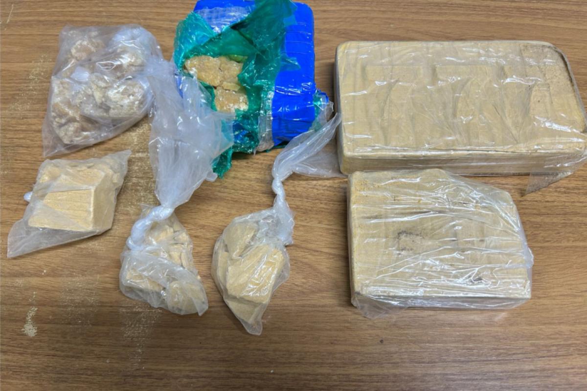 Um homem foi preso após denúncia anônima; mais de 2,5 kg de entorpecentes foram encontrados