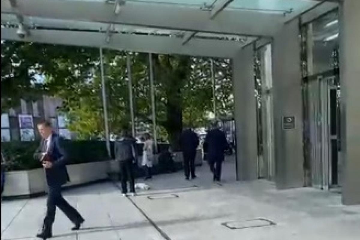 Policial Neil Doyle (ao fundo) deixa o tribunal em Dublin 