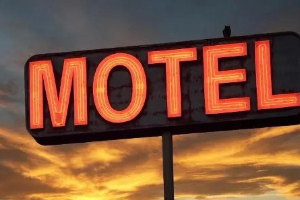 Invadiu o motel e pegou o marido com político por ‘R$ 150’