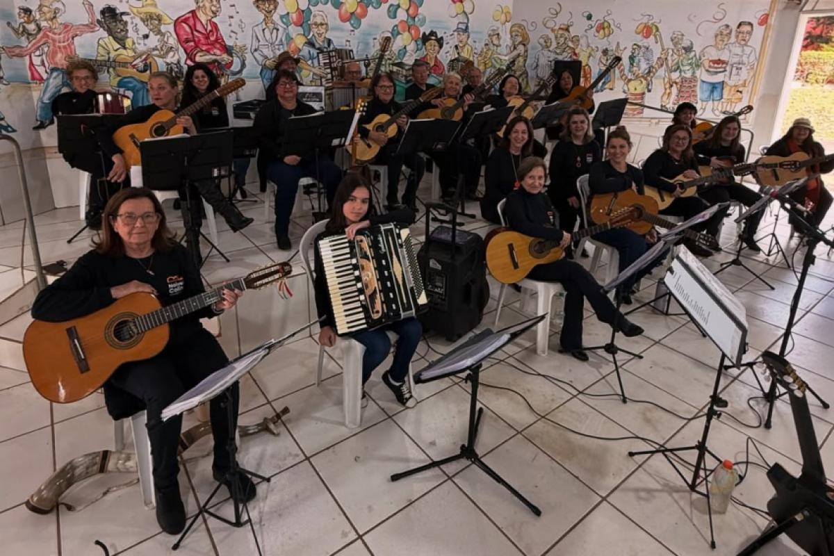 Orquestra Noiva da Colina valoriza música raiz e instrumental da região.