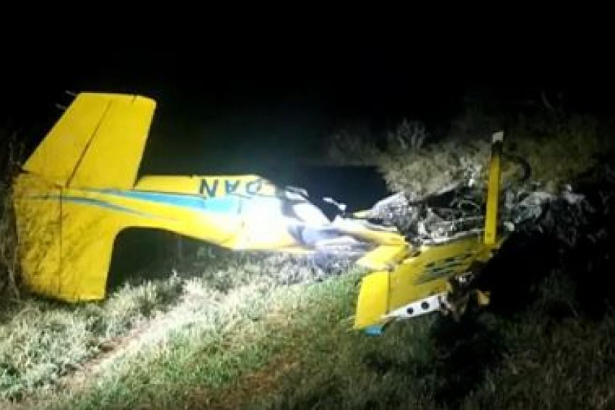 Um avião caiu na noite desta terça-feira (23) e deixou quatro mortos em Aquidauana, cidade localizada em Mato Grosso do Sul