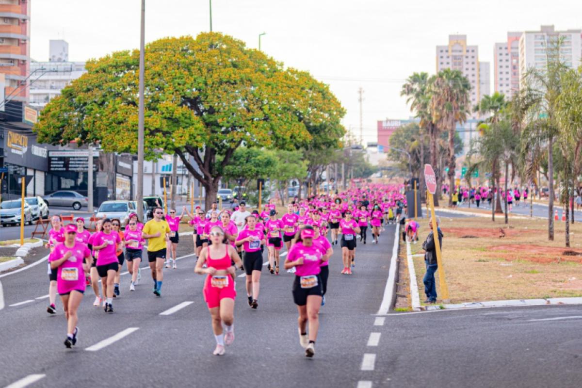Mulheres tomam a avenida, após a largada no Parque Vitória Régia