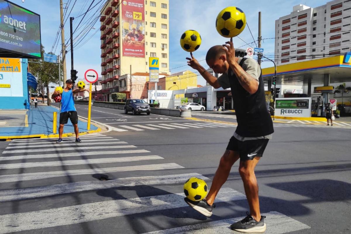 Tomas e Ignacio ganham a vida com arte baseada no futebol da infância