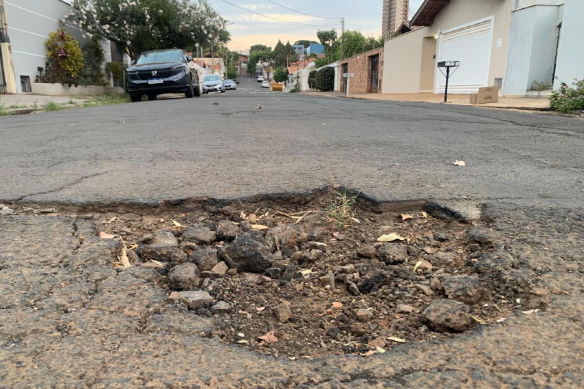 O morador também comentou que os buracos aumentam com a passagem do tempo e com as chuvas, agravando ainda mais a condição da via