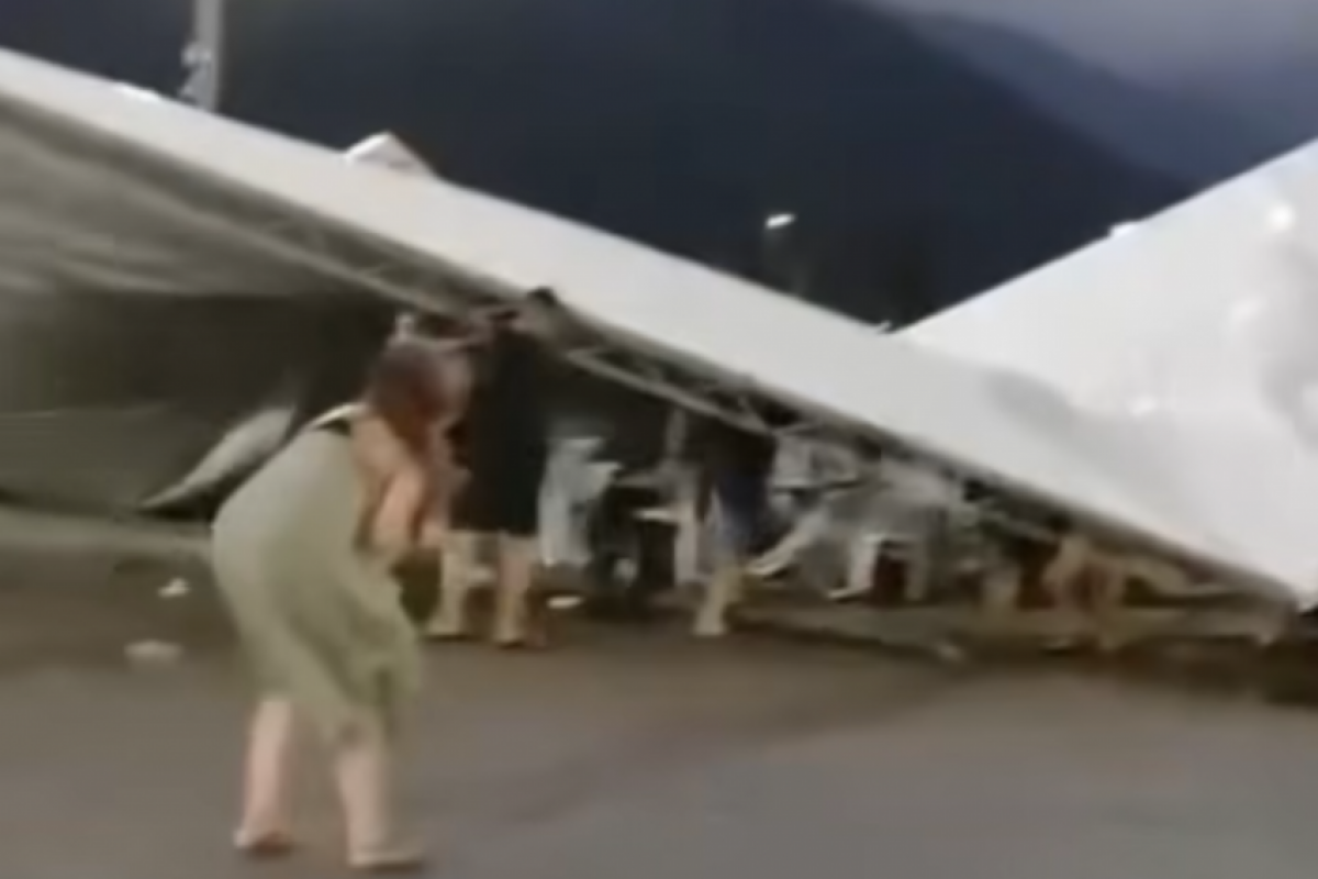 Em Peruíbe, por volta das 18h30, a chuva derrubou árvores e provocou o desabamento de uma estrutura de eventos.