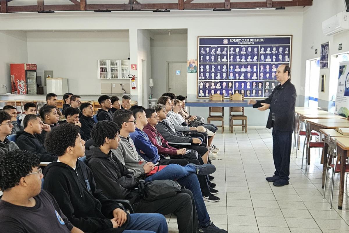 Jornalista Luiz Roberto Tizoco em palestra do Projeto