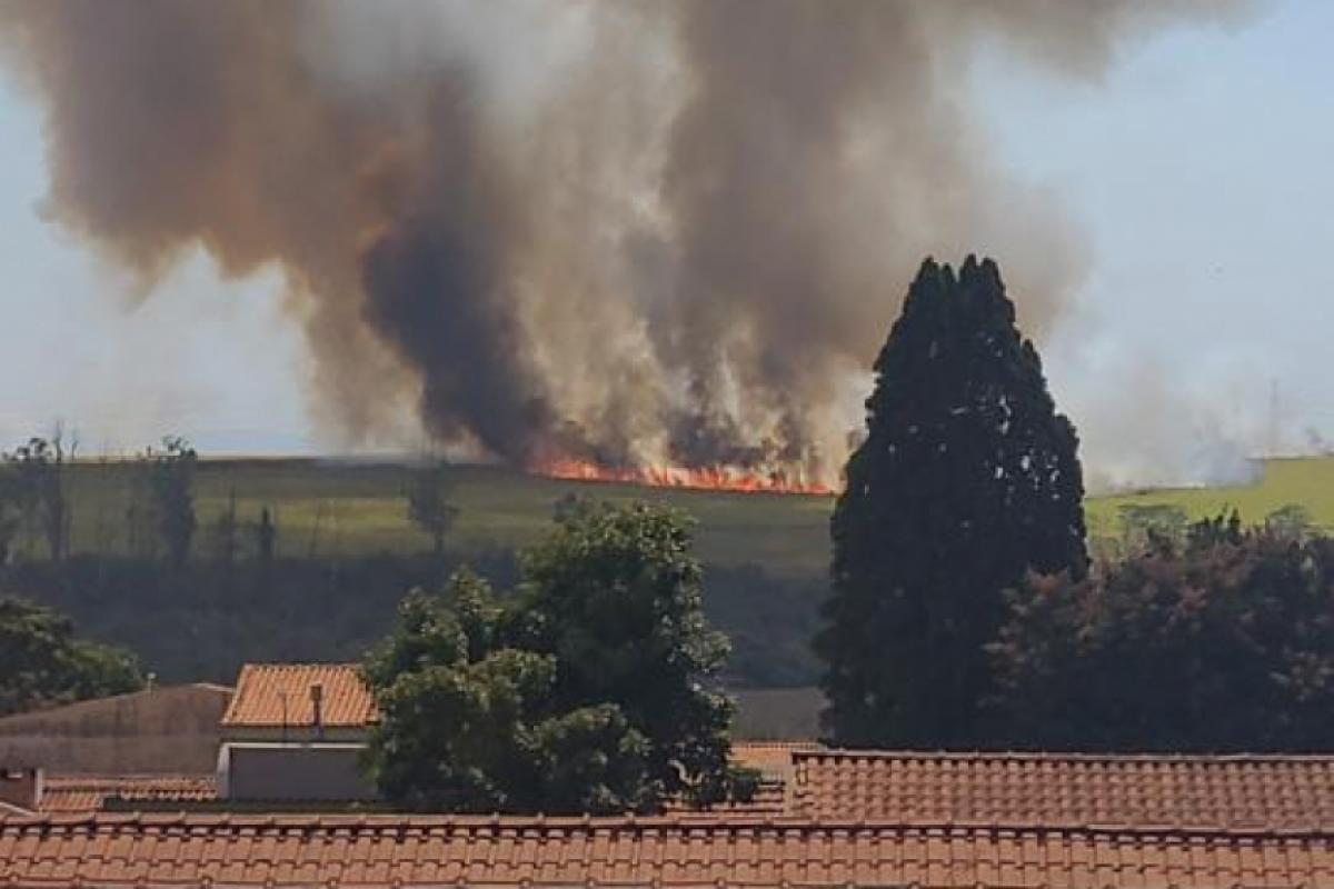 Ainda não há informações sobre a causa do fogo e nem sobre possíveis feridos