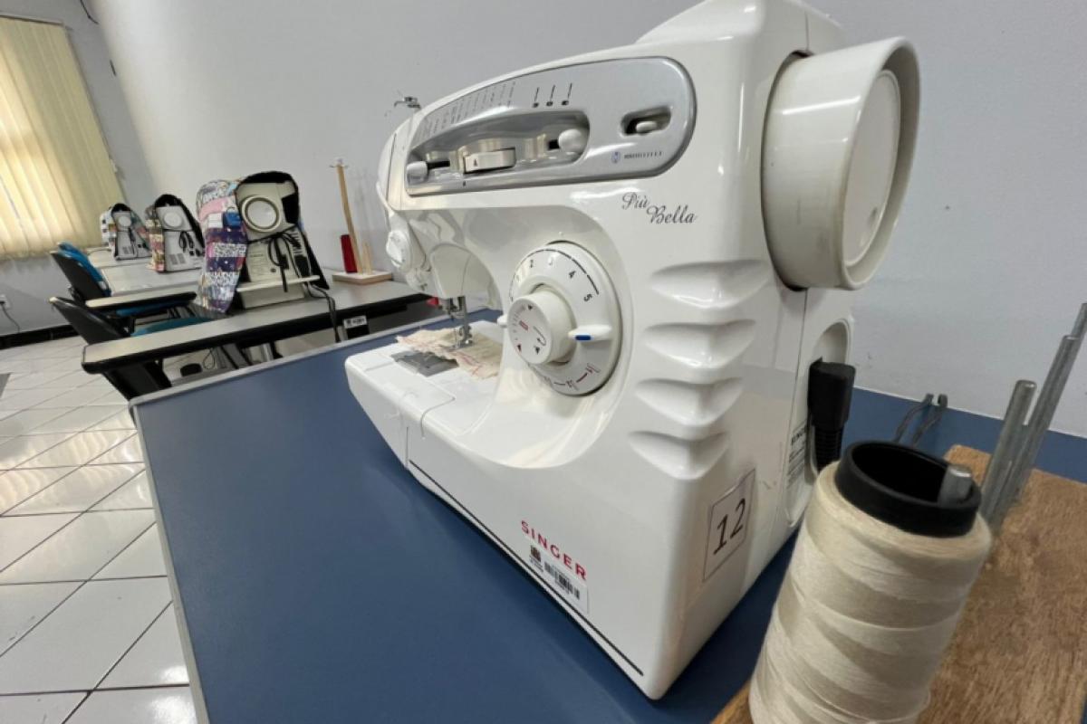 Os cursos abrangem áreas como costura, tecnologia e construção civil