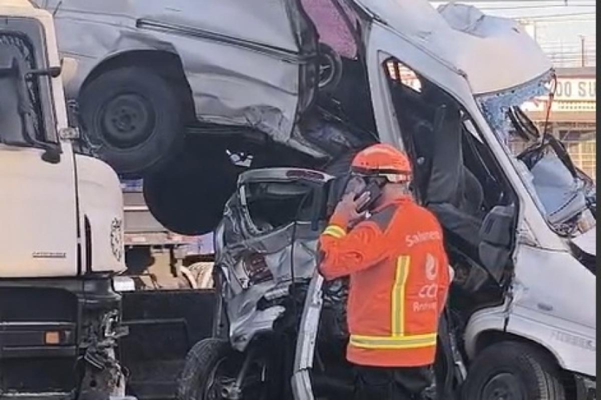 Veículos ficaram destruídos no acidente da Via Dutra